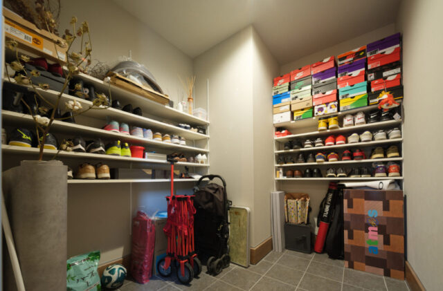 静かに美しい大人モダンな機能性を備えた平屋 - 国分ハウジング - シューズクローク