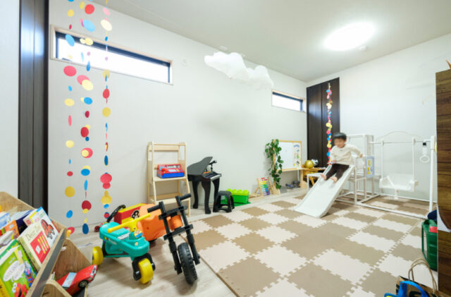 静かに美しい大人モダンな機能性を備えた平屋 - 国分ハウジング - 子ども部屋