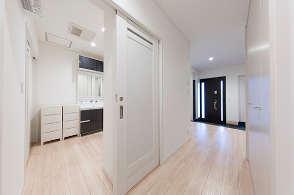 洗面スペース - スキップフロア+平屋で2階建感覚で暮らせるアイデアプランの平屋 - 建築事例 - ヤマダレオハウス