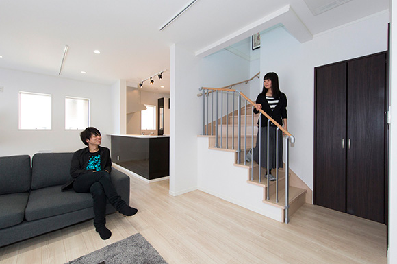 リビング階段 - 趣味のDJを楽しむ遮音性が高いおしゃれなLDKのある家 - 建築事例 - ヤマダレオハウス