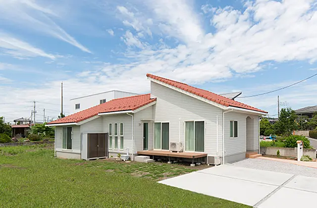 元気な子供達がのびのびと遊べる赤い屋根のかわいい平屋 注文住宅を鹿児島で建てる カゴスマ