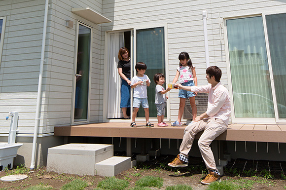 ウッドデッキ - 元気な子供達がのびのびと遊べる赤い屋根のかわいい平屋 - 建築事例 - ヤマダレオハウス