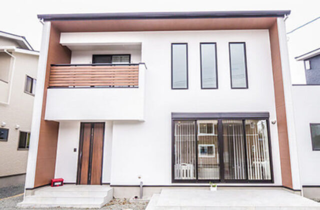 洗練されたキューブ型のフォルムに開放感と収納力を凝縮したナチュラルモダンな家 - リブワーク - 外観