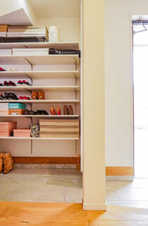 洗練されたキューブ型のフォルムに開放感と収納力を凝縮したナチュラルモダンな家 - リブワーク - 玄関