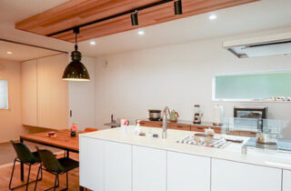 洗練されたキューブ型のフォルムに開放感と収納力を凝縮したナチュラルモダンな家 - リブワーク - キッチン