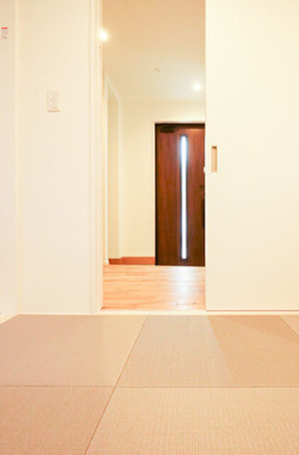 洗練されたキューブ型のフォルムに開放感と収納力を凝縮したナチュラルモダンな家 - リブワーク - 和室