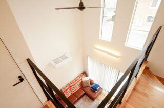 洗練されたキューブ型のフォルムに開放感と収納力を凝縮したナチュラルモダンな家 - リブワーク - 吹き抜け