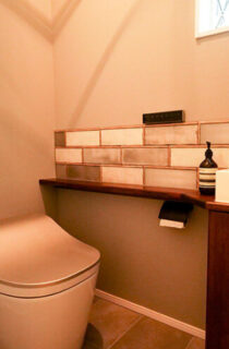 洗練されたキューブ型のフォルムに開放感と収納力を凝縮したナチュラルモダンな家 - リブワーク - トイレ