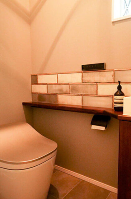 洗練されたキューブ型のフォルムに開放感と収納力を凝縮したナチュラルモダンな家 - リブワーク - トイレ