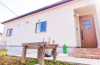 開放的なリビングと家庭菜園を楽しむ庭が繋がる家族のゆとりを叶える平屋 - リブワーク - 外観