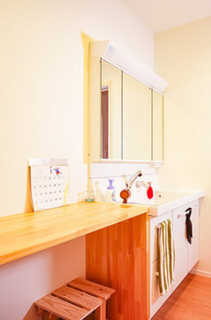 開放的なリビングと家庭菜園を楽しむ庭が繋がる家族のゆとりを叶える平屋 - リブワーク - 洗面スペース