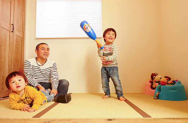 開放的なリビングと家庭菜園を楽しむ庭が繋がる家族のゆとりを叶える平屋 - リブワーク - 和室