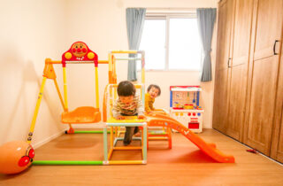 開放的なリビングと家庭菜園を楽しむ庭が繋がる家族のゆとりを叶える平屋 - リブワーク - こども部屋