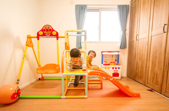 開放的なリビングと家庭菜園を楽しむ庭が繋がる家族のゆとりを叶える平屋 - リブワーク - こども部屋