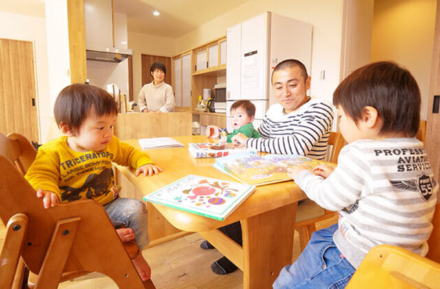 開放的なリビングと家庭菜園を楽しむ庭が繋がる家族のゆとりを叶える平屋 - リブワーク - LDK