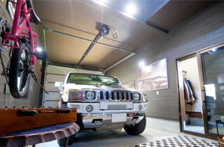 アメリカンガレージと大人モダンな室内が鮮やかな対比を描く段差リビングのある家 - ガレージ