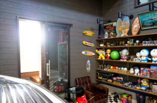 アメリカンガレージと大人モダンな室内が鮮やかな対比を描く段差リビングのある家 - ガレージ収納