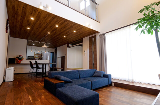 アメリカンガレージと大人モダンな室内が鮮やかな対比を描く段差リビングのある家 - リビング