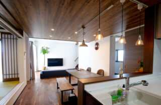 アメリカンガレージと大人モダンな室内が鮮やかな対比を描く段差リビングのある家 - LDK