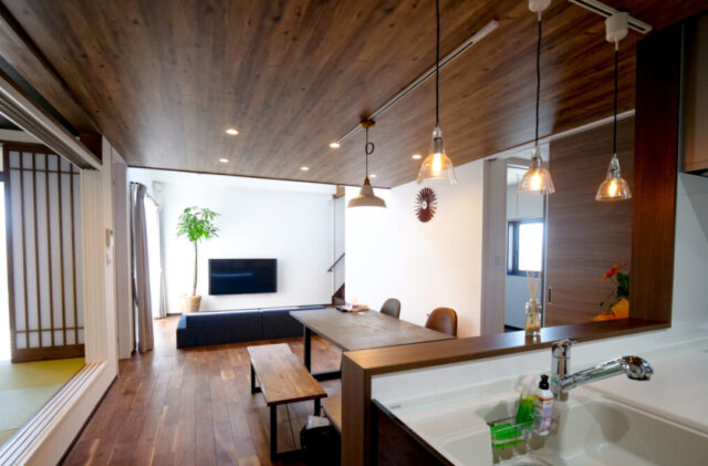 アメリカンガレージと大人モダンな室内が鮮やかな対比を描く段差リビングのある家 - LDK