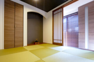 アメリカンガレージと大人モダンな室内が鮮やかな対比を描く段差リビングのある家 - 和室