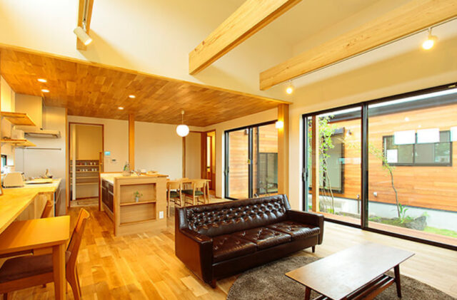 大開口の窓から庭を望むピクチャーウィンドウと木の温もりに満ちた平屋 - リブワーク - LDK