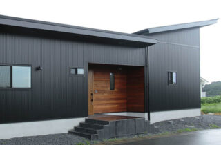 大開口の窓から庭を望むピクチャーウィンドウと木の温もりに満ちた平屋 - リブワーク - 外観