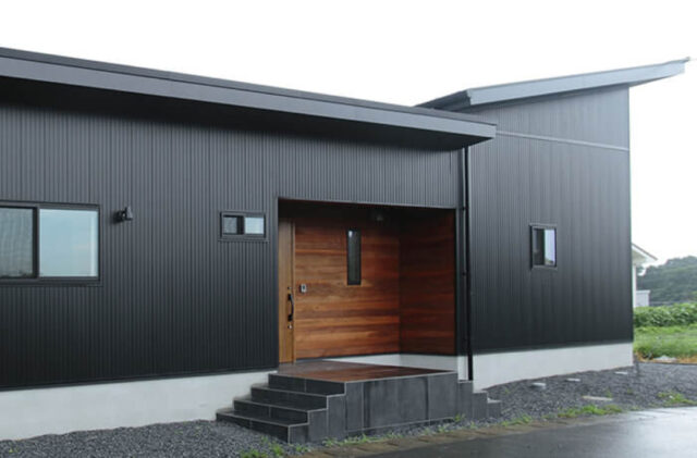 大開口の窓から庭を望むピクチャーウィンドウと木の温もりに満ちた平屋 - リブワーク - 外観