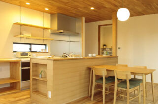 大開口の窓から庭を望むピクチャーウィンドウと木の温もりに満ちた平屋 - リブワーク - キッチン・ダイニング