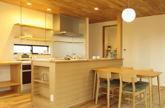 大開口の窓から庭を望むピクチャーウィンドウと木の温もりに満ちた平屋 - リブワーク - キッチン・ダイニング