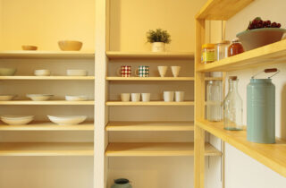 大開口の窓から庭を望むピクチャーウィンドウと木の温もりに満ちた平屋 - リブワーク - 食器棚