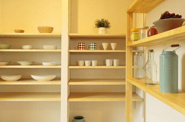 大開口の窓から庭を望むピクチャーウィンドウと木の温もりに満ちた平屋 - リブワーク - 食器棚