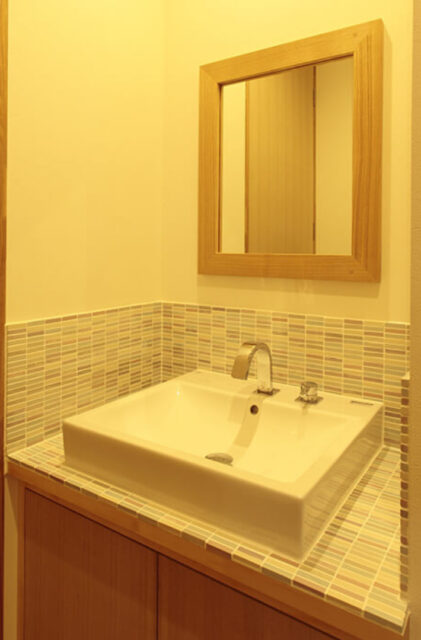 大開口の窓から庭を望むピクチャーウィンドウと木の温もりに満ちた平屋 - リブワーク - 洗面スペース