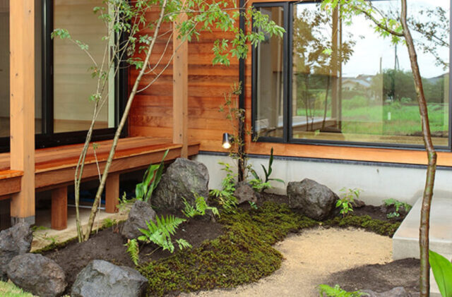 大開口の窓から庭を望むピクチャーウィンドウと木の温もりに満ちた平屋 - リブワーク - 外構