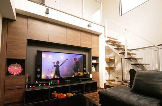 吹き抜けの開放感と段上げリビングが家族の繋がりを育む趣味を愉しむ2階建て - リブワーク - リビング