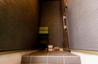 吹き抜けの開放感と段上げリビングが家族の繋がりを育む趣味を愉しむ2階建て - リブワーク - 玄関アプローチ