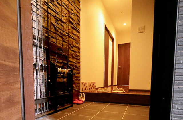 吹き抜けの開放感と段上げリビングが家族の繋がりを育む趣味を愉しむ2階建て - リブワーク - 玄関