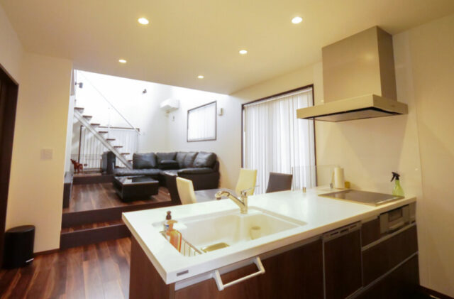 吹き抜けの開放感と段上げリビングが家族の繋がりを育む趣味を愉しむ2階建て - リブワーク - LDK