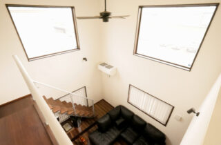 吹き抜けの開放感と段上げリビングが家族の繋がりを育む趣味を愉しむ2階建て - リブワーク - 吹き抜け