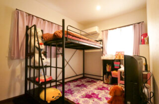 吹き抜けの開放感と段上げリビングが家族の繋がりを育む趣味を愉しむ2階建て - リブワーク - 子ども部屋