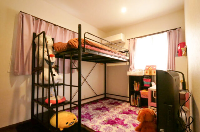 吹き抜けの開放感と段上げリビングが家族の繋がりを育む趣味を愉しむ2階建て - リブワーク - 子ども部屋