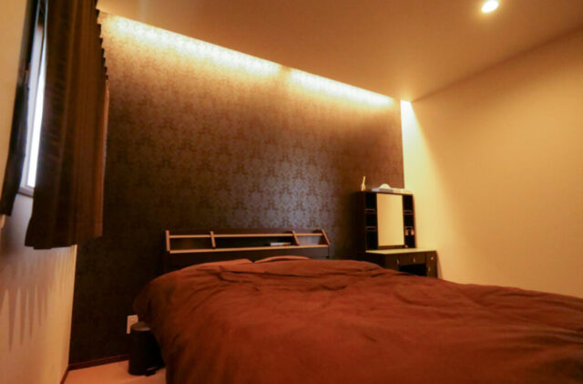 吹き抜けの開放感と段上げリビングが家族の繋がりを育む趣味を愉しむ2階建て - リブワーク - 寝室