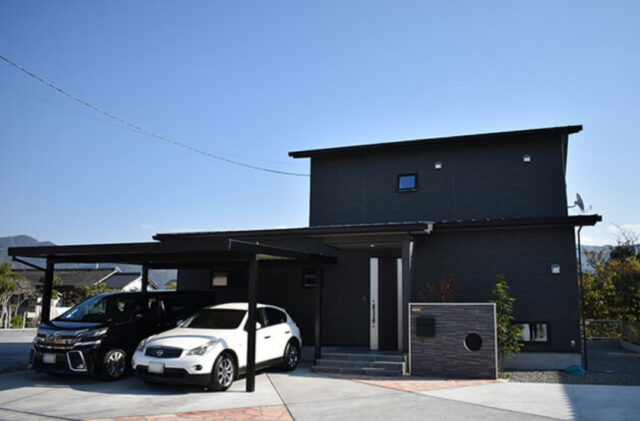 重厚感のある外観とエリアごとに個性が光るデザインに柱が映える家 - リブワーク - 外観