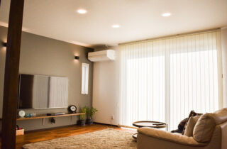 重厚感のある外観とエリアごとに個性が光るデザインに柱が映える家 - リブワーク - リビング