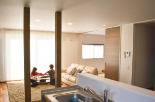 重厚感のある外観とエリアごとに個性が光るデザインに柱が映える家 - リブワーク - LDK