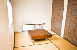 重厚感のある外観とエリアごとに個性が光るデザインに柱が映える家 - リブワーク - 和室