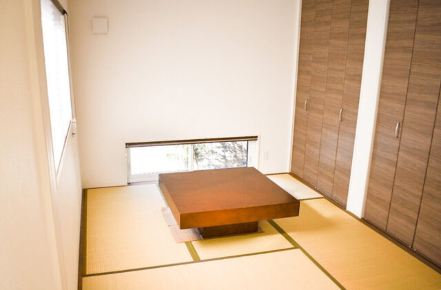 重厚感のある外観とエリアごとに個性が光るデザインに柱が映える家 - リブワーク - 和室