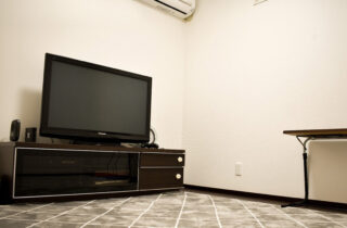 重厚感のある外観とエリアごとに個性が光るデザインに柱が映える家 - リブワーク - 洋室