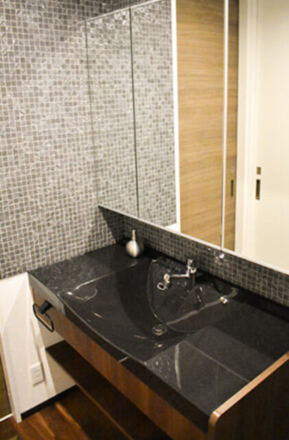 重厚感のある外観とエリアごとに個性が光るデザインに柱が映える家 - リブワーク - 洗面スペース