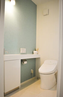 重厚感のある外観とエリアごとに個性が光るデザインに柱が映える家 - リブワーク - トイレ